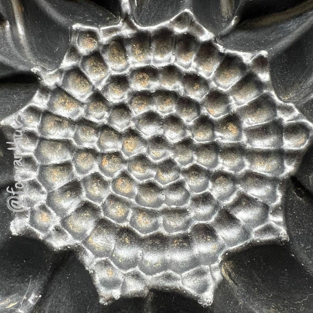 Nordic Ware Sunflower Bundt Cake Pan 10 Cup Cast Aluminum USA - Picture 6 of 8